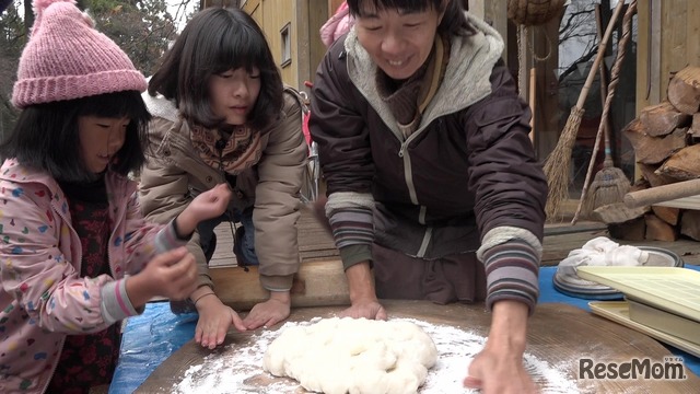 映画「屋根の上に吹く風は」　(c) SAKAE ASADA