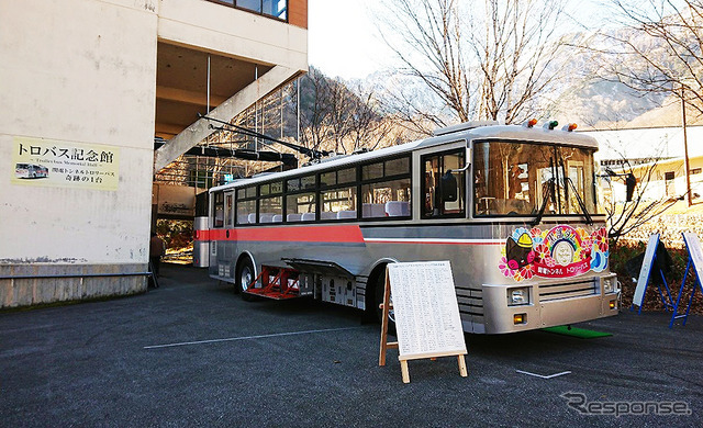 トロバス記念館に保存されている関電トンネルトロリーバス300形301号車