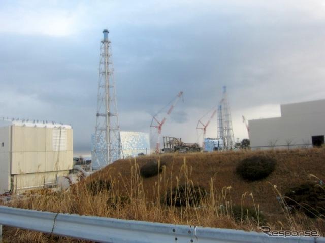 東京電力福島第一原子力発電所。免震重要棟裏より2、3号機原子炉建屋を臨む（2012年1月10日）
