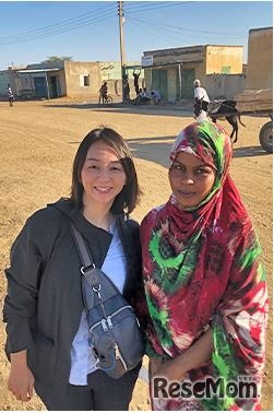 取材した女の子と（スーダン・ホワイトナイル活動地域） 写真提供：柳澤氏