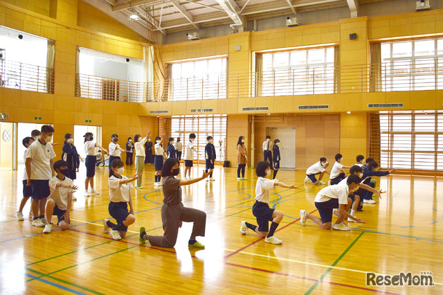 タカラジェンヌを講師に招いた「表現」の授業のようす