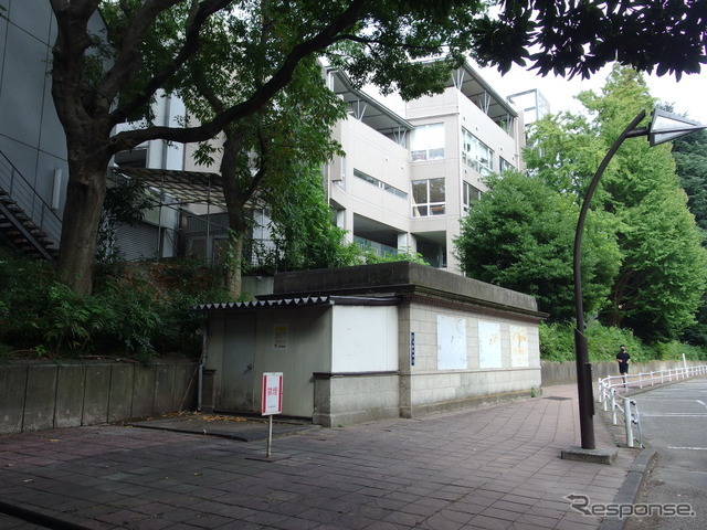 下り線側駅舎（見学会前に撮影）。左手前が同部園方面、正面奥が東京藝大、右手前方が東京国立博物館。入ってきた駅舎もそちら。