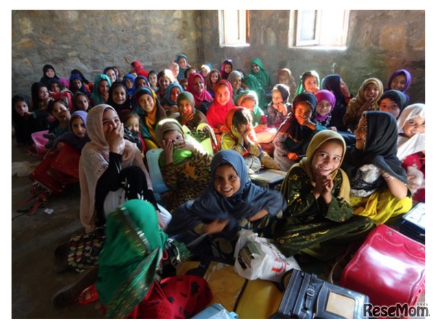 ランドセルをもらって嬉しそうな子供たち。アフガニスタンでは男女別々のクラスで勉強する。