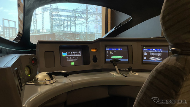 ホテルメトロポリタンエドモント（東京都千代田区）のロビーに設置されているE5系新幹線シミュレータの運転台