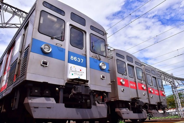 東急8500系といえば赤帯車が代名詞だが、8637編成（手前）は貸切広告電車（TOQ-BOX）に使われていた関係で、青帯となっている。
