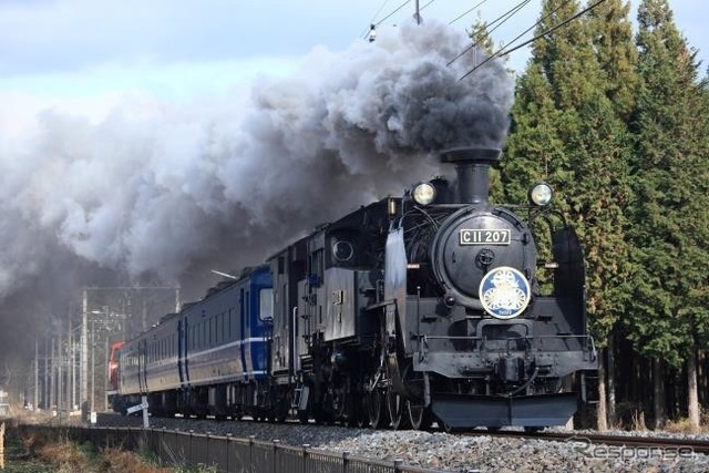 東武の『SL大樹』はC11 207が加わり、下今市駅構内で12時頃に吹鳴する予定。また、4月27日と5月13～18日はC11 325とともに鉄道開業150年のオリジナルヘッドマークやナンバープレートを掲出する。