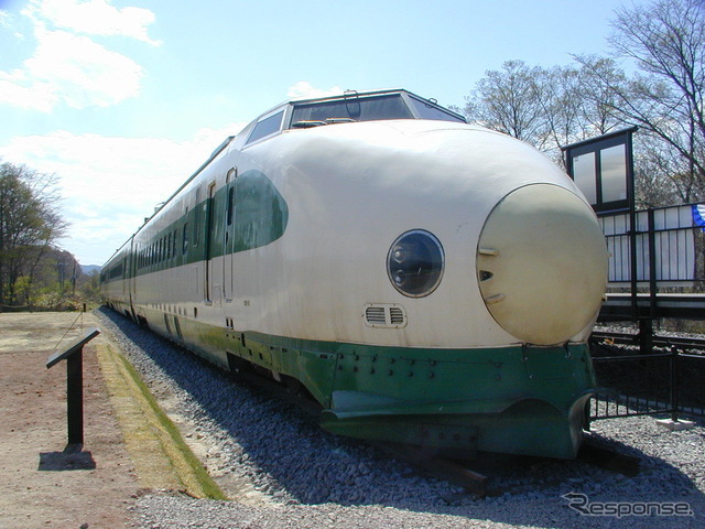 3月のダイヤ改正で廃止されたJR北海道の流山温泉駅に一時保存されていた国鉄カラーの200系。2002年4月27日。