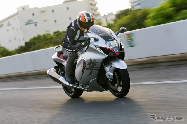 3世代が京都鉄博に集合するSUZUKIの『隼』。写真は2021年に登場した3代目の『隼』。