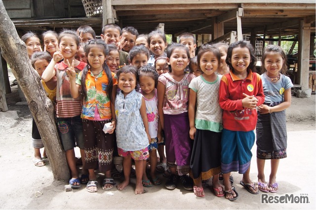 ラオスでワクチン接種会場に集まった子供たち　(c) JCV