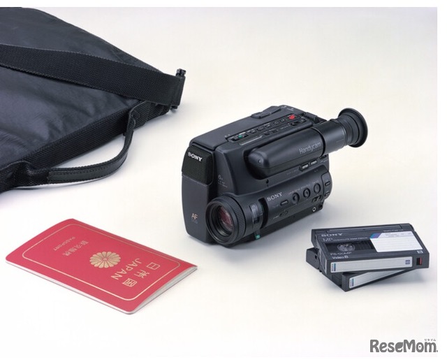 8ミリビデオ規格で当時のパスポートに隠れるほどに小型化したソニーのビデオカメラ