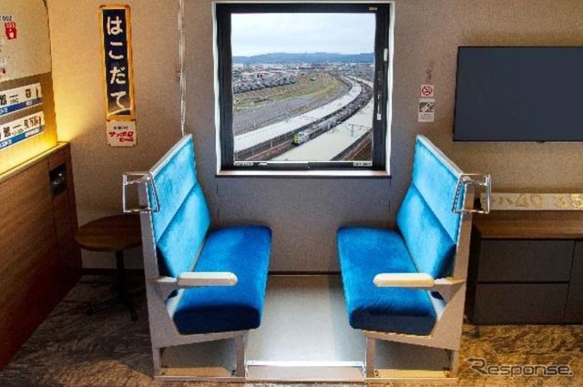 キハ40のボックスシートからは函館駅を出入りする現役のキハ40を眺めることができる。