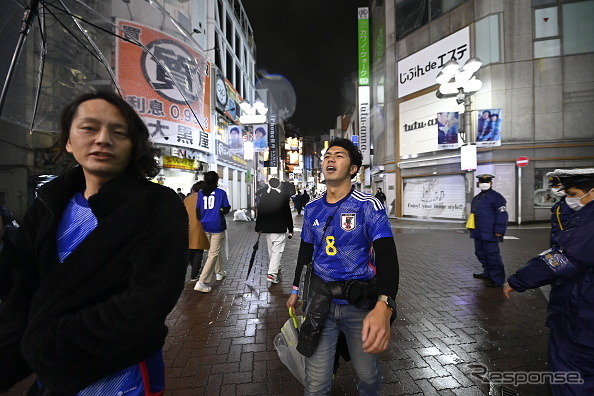 サッカーワールドカップ日本対クロアチア戦、日本の敗戦を悲しむファン（東京渋谷）