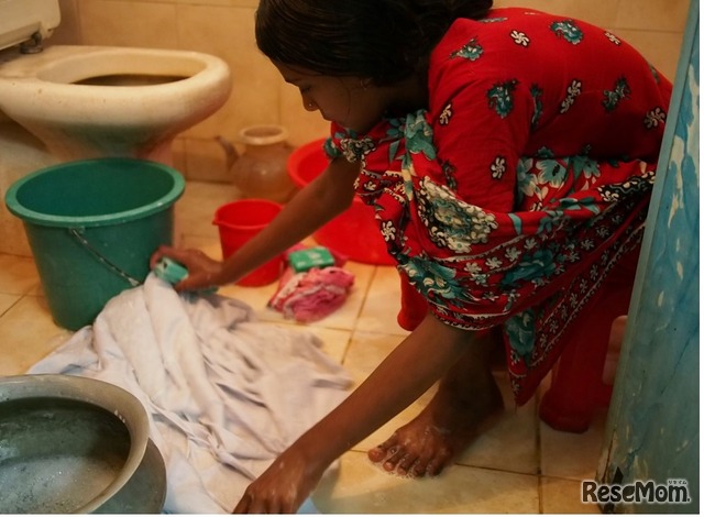 家事使用人として働く少女が洗濯をしてるようす