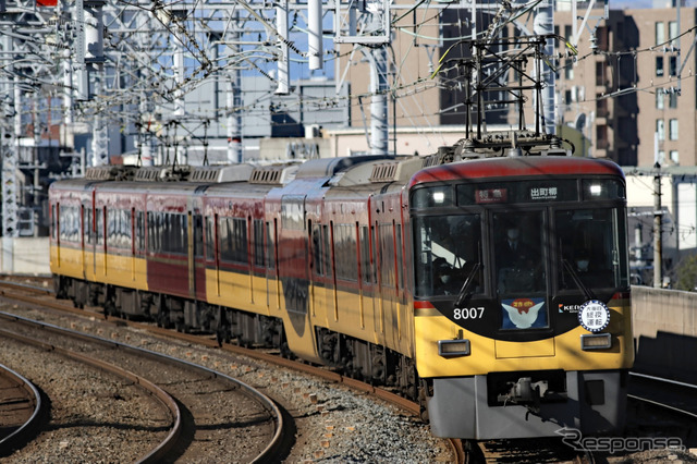 3年ぶりに終夜運転が再開される京阪。大晦日まで終夜運転のヘッドマークも8000系3編成に掲出される。