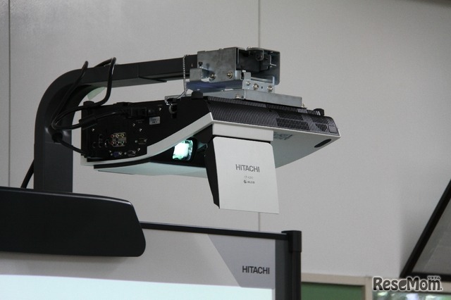 情報モラルの授業に使用された日立製電子黒板のプロジェクターユニット