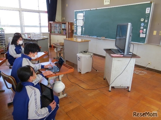 実証実験のようす：徳島県上板町立高志小学校