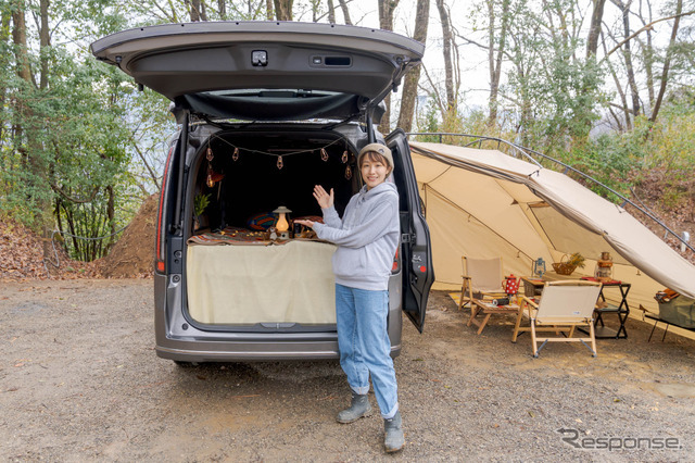 車内のコーディネートを担当した車中泊キャンパーのちょもかさん。北海道へ行って車中泊することも多いとか。今まで、なかなか行く機会の無かった長野県や岐阜県へも行ってみたいと話してくれた。