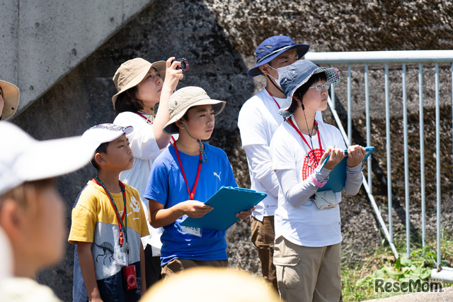 御母衣ダムを見学しながら説明を聞く