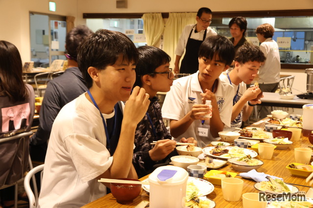 夕食も会話が弾む学生たち