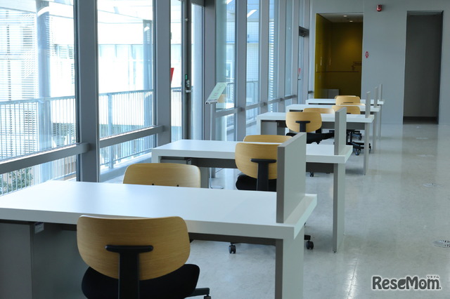課題に取り組める机や椅子が教室外にも随所に整備されている。