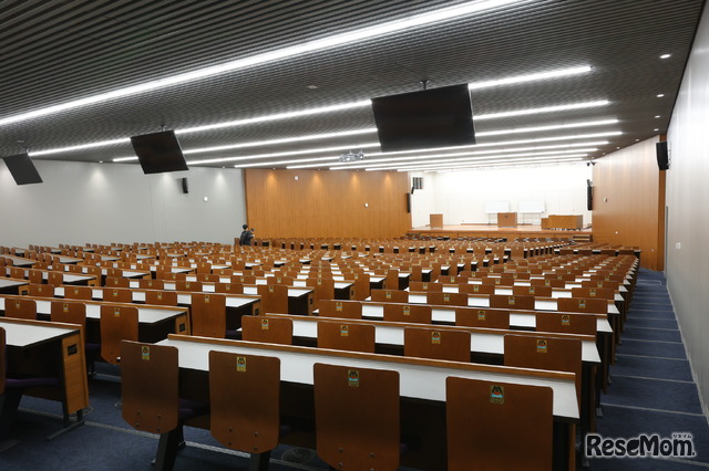 和泉ホールは約600人収容可能。授業だけでなく学園祭などでも利用されている。