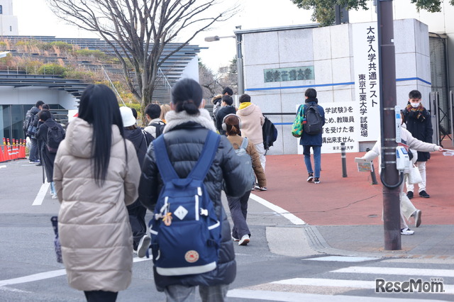 会場に向かう受験生のようす（13日東京工業大学大岡山試験場）