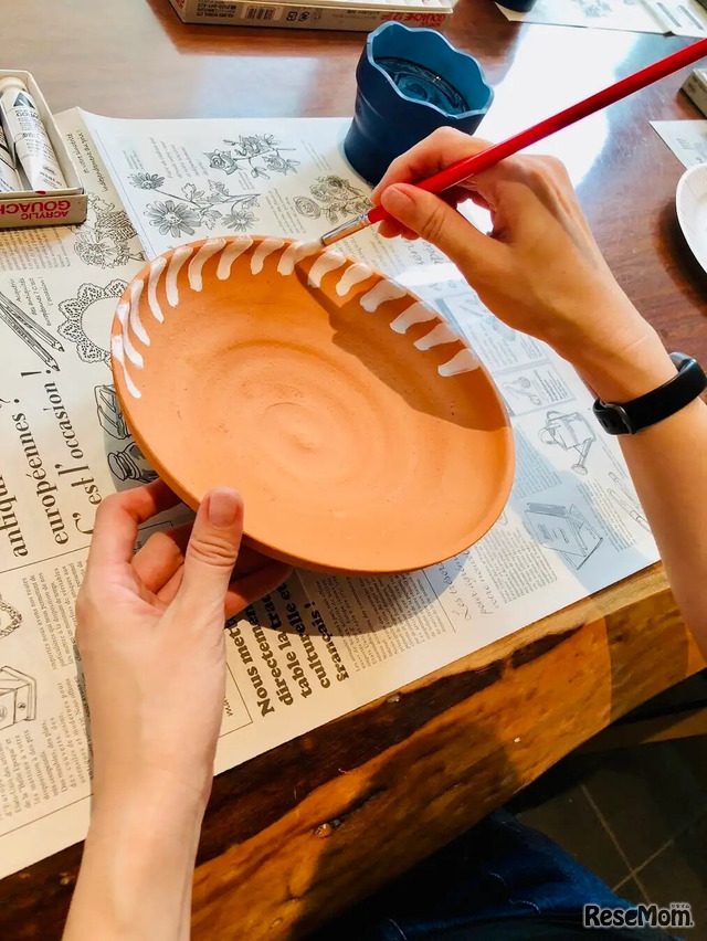 夏休み特別企画「素焼きの陶器に“いのち”を描こう」