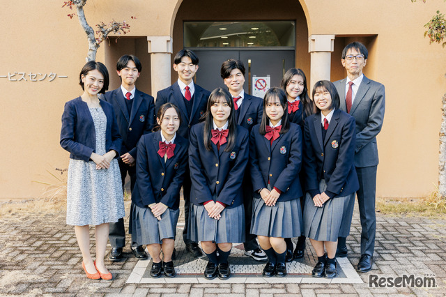 「学びの極意は探究にある」と探究活動に力を入れる立命館守山中学校・高等学校。在校生5人と同校を卒業した起業家も交えて話を聞いた。