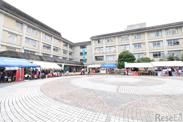 神奈川県立綾瀬西高校は、キャッシュレス決済を取り入れ、さらに進化した学園祭に挑戦した