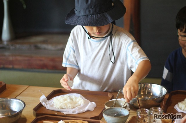 作った塩で羽釜で炊いたお米でおむすび作りのようす