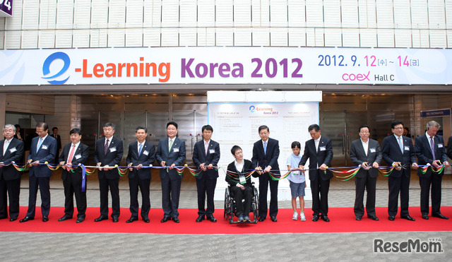 e-Learning Korea 2012 開幕式。中央にサイバー大学学生代表とスマート教室の模擬授業をしてくれたソウォン小学校の児童