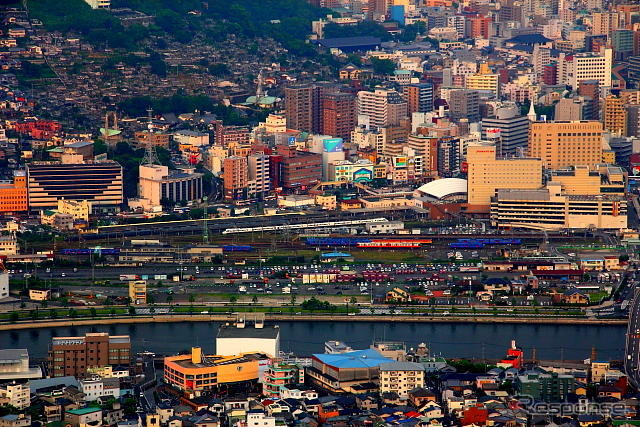 稲佐山からJR九州ホテル長崎・長崎駅を眺める