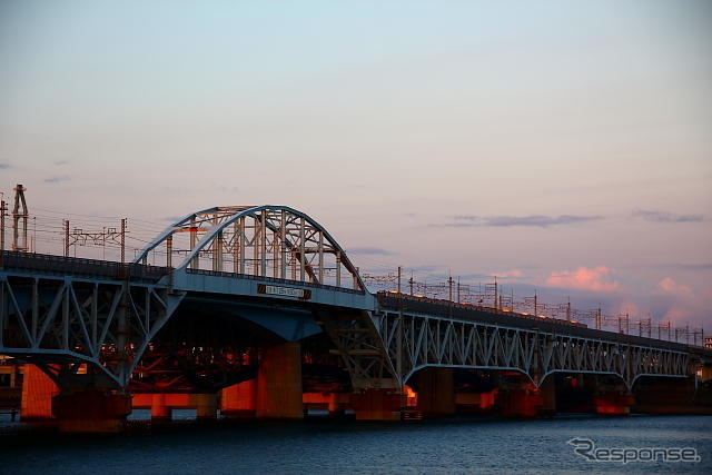 東京湾へと注ぐ荒川を渡る京葉線　並んで首都高湾岸線と湾岸道路も