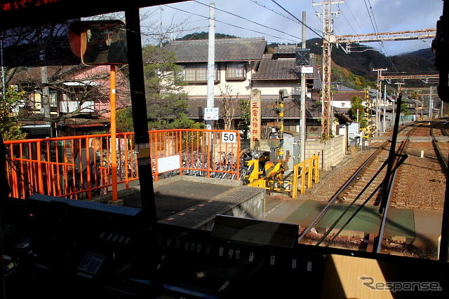 紅葉の時期をむかえる叡山電車沿線