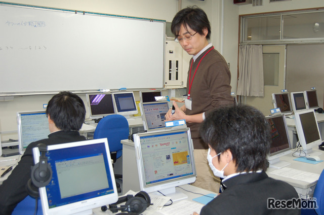 授業はLL教室のパソコンを使って行われた。ヤフーからは講師のほかに、講師用パソコンのオペレータ、生徒の入力操作を支援するアシスタントの計3人