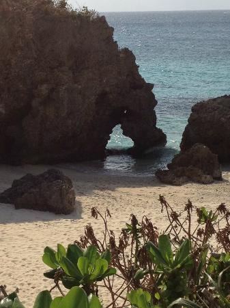 沖縄県・池間島にあるハート形の岩穴「ハート岩」