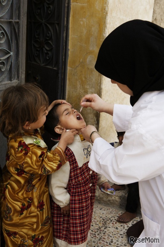 予防接種を受ける子ども（シリア）