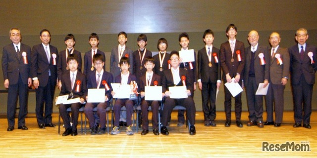 第23回日本数学オリンピック受賞者の記念写真
