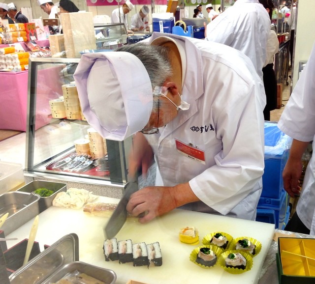 大阪府「すし萬」が初出店、昔ながらの大阪鮨を現代風にアレンジ