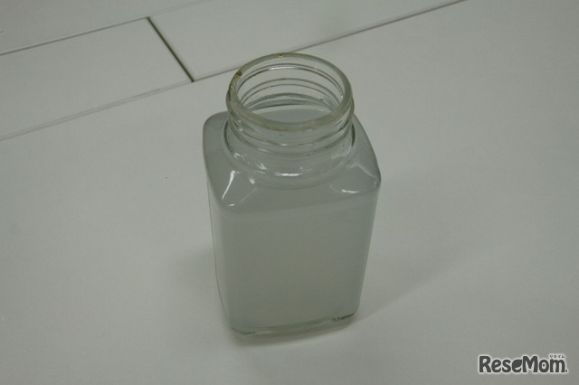 （屈折）瓶の中には液体ハンドソープなどを溶いた石鹸水を入れる