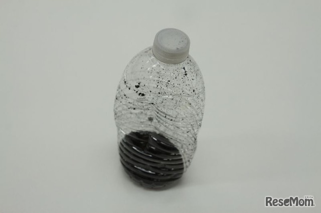 ペットボトルに内容物を入れ、フタをして反応させてみると、ペットボトルがへこんでいく。密閉された容器の中では、酸化に使われた酸素の分だけ気圧が下がる