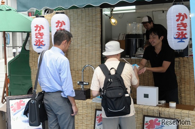 猛暑のなかサラリーマンが涼を求めて電解水素水のかき氷を注文