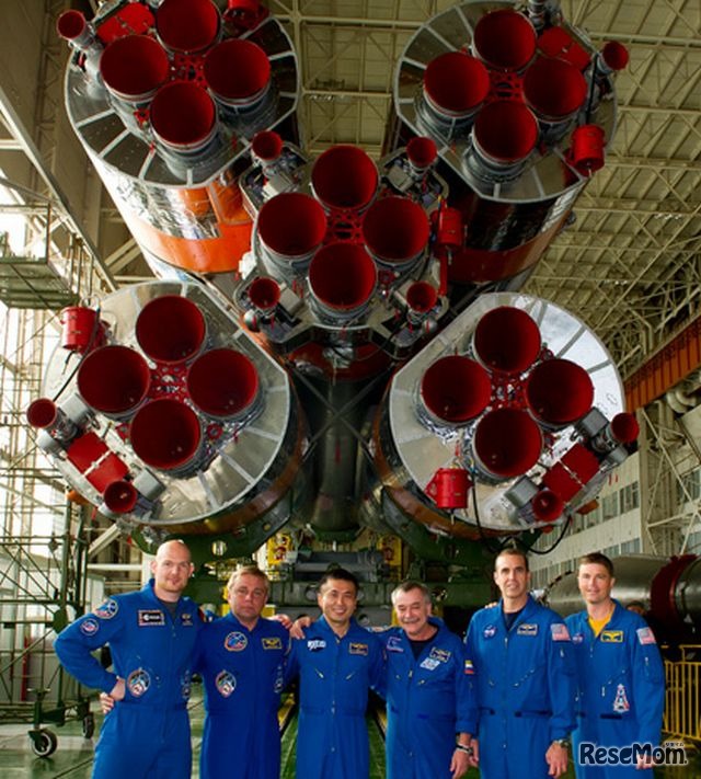組み立て中のソユーズロケットを背に記念撮影をする第38次／第39次長期滞在クルー