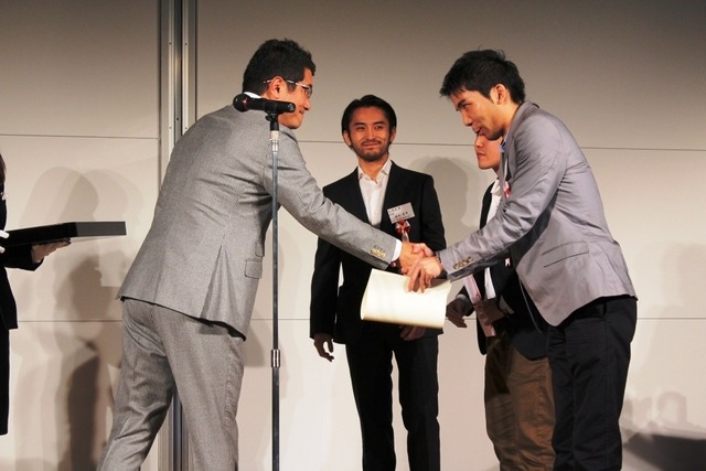 審査委員長の奥山清行氏より賞状等が贈られる、九州大学　チーム名KID