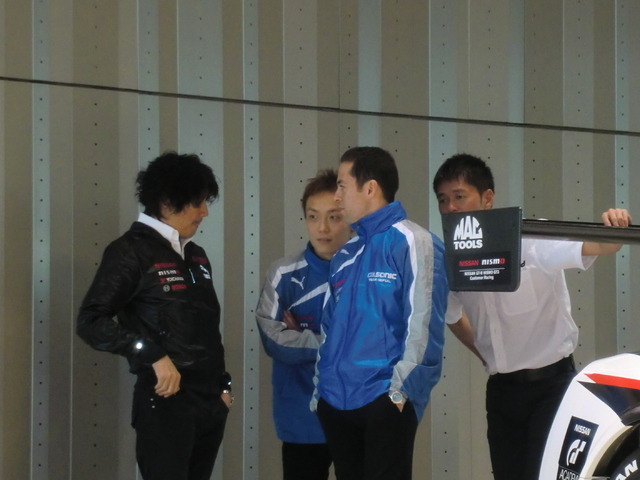 発表会の途中、安田やオリベイラ、本山らと談笑する近藤監督（左端）。