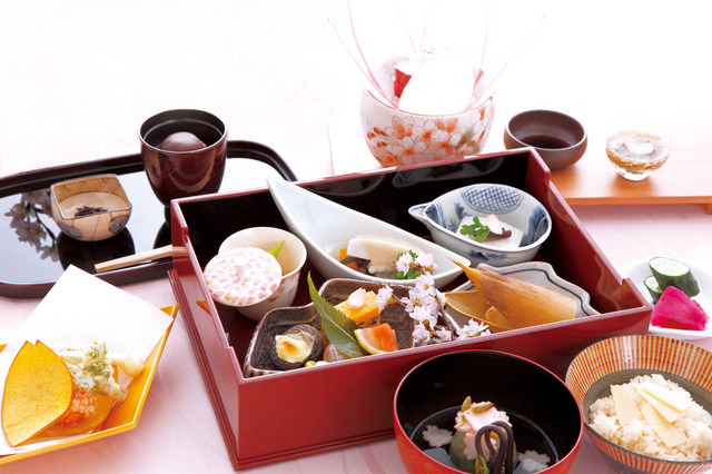 日本料理 渡風亭「春の会席膳」