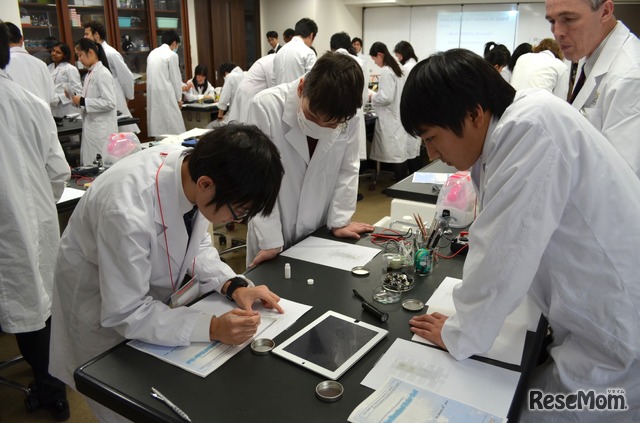 医進・サイエンスコースに在籍する高校生が実験方法を教える