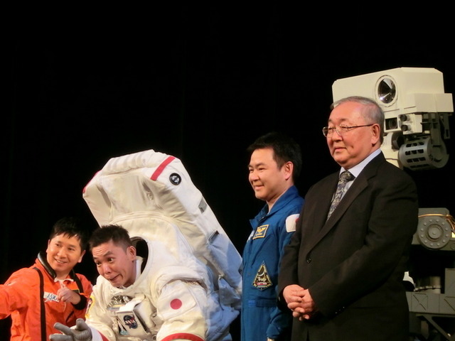 右から、「宇宙博2014」総合監修を務めるJAXA名誉教授　的川泰宣氏、JAXA宇宙飛行士　星出彰彦氏、公式サポーターの爆笑問題。