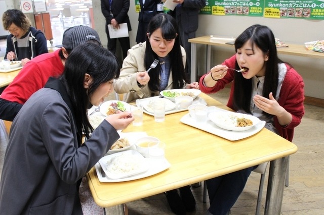 好みのメニューを選んで、試食している学生たち