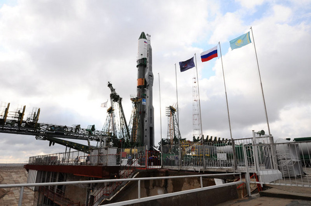 射点に立ったプログレス補給船（55P）を搭載したソユーズロケット（4月7日、cS.P.Korolev RSC Energia）